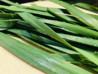 6、韭菜炒扇贝,放粘板上；