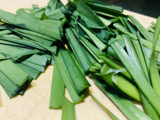 7、韭菜炒扇贝,切段；