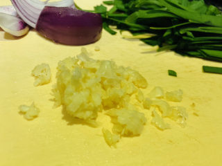 8、韭菜炒扇贝,蒜瓣压成蒜蓉；