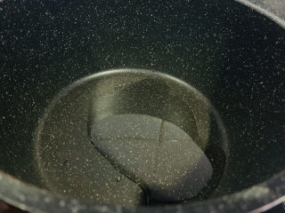 9、韭菜炒扇贝,锅加食用油；