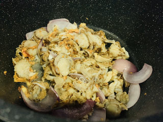 12、韭菜炒扇贝,倒入扇贝肉；