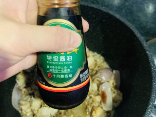 16、韭菜炒扇贝,加酱油，炒均匀；