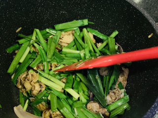 18、韭菜炒扇贝,炒断生；