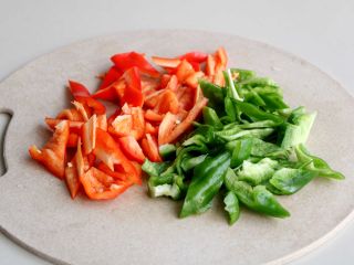 3、双椒炒鱿鱼卷,双椒洗净切块;