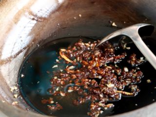 6、双椒炒鱿鱼卷,放入1小勺豆瓣酱;