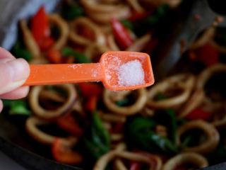 9、双椒炒鱿鱼卷,放入剩下的盐;