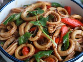 12、双椒炒鱿鱼卷,翻炒均匀即可;