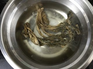 4、蚝仕咸骨菜干粥,菜干也泡上过夜，怕坏的可以放冰箱