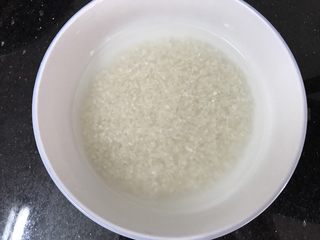 5、蚝仕咸骨菜干粥,第二天早上起来，把米洗干净备用
