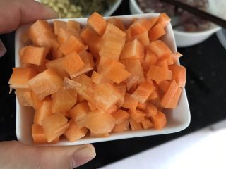 8、蚝仕咸骨菜干粥,红萝卜切丁