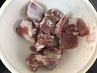 9、蚝仕咸骨菜干粥,冰箱取出猪骨，把䓤段，姜片挑出去