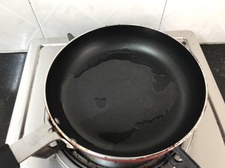 10、蚝仕咸骨菜干粥,然后热锅，放点点油