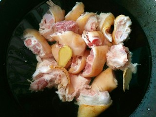 2、香辣猪蹄,锅中烧水，倒入猪蹄加姜两片，料酒少许焯水。