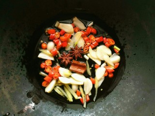 5、香辣猪蹄,放入八角、桂皮炒出香味。