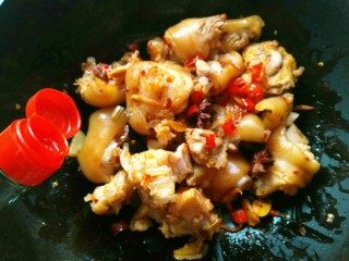 9、香辣猪蹄,料酒少许。