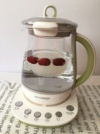 6、金秋玉桂燕窝木瓜盅,养生壶里加水至“放盅前水位”，将炖盅放好，盖上盖子。