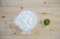 1、双拼抹茶小圆子红豆汤,100克糯米粉分为两份，各为50克。