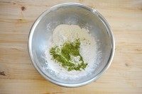 2、双拼抹茶小圆子红豆汤,取一份糯米粉，倒入抹茶粉。