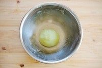 3、双拼抹茶小圆子红豆汤,准备50°左右的温水，水量大概45毫升，边倒边和面。和到手光，面光，盆光。加了抹茶粉后的糯米粉比纯糯米粉和面时来得干些，所以感觉面团比较干的话，可以再加适量温水进去。