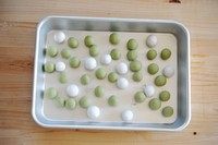 6、双拼抹茶小圆子红豆汤,再把剩下来的糯米粉加温水和了，搓成圆子，同上抹茶小圆子一样的做法。