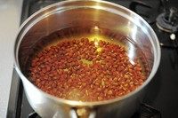 8、双拼抹茶小圆子红豆汤,红豆冲洗干净后入锅，无需提前侵泡。开中小火煮15分钟。