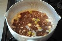 13、双拼抹茶小圆子红豆汤,转中大火，下小圆子。煮至小圆子浮起就好了。尝一下味道，调整甜度。个人喜欢红豆汤甜一点。