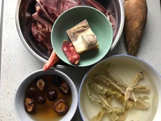 1、笋干老鸭煲（高压锅版）,首先我们准备好所有食材