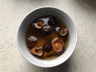 2、笋干老鸭煲（高压锅版）,香菇提前泡发至软