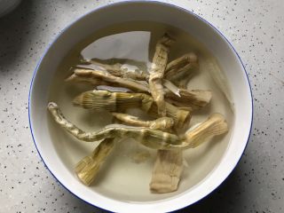 3、笋干老鸭煲（高压锅版）,笋干提前泡发至软