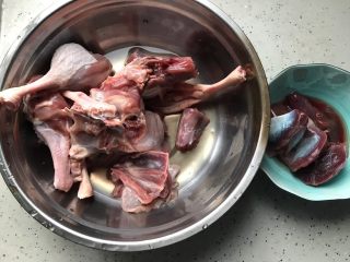 4、笋干老鸭煲（高压锅版）,老鸭洗净切件，内脏喜欢就留下，不喜欢就扔了