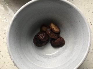 5、笋干老鸭煲（高压锅版）,泡好的香菇去蒂洗净