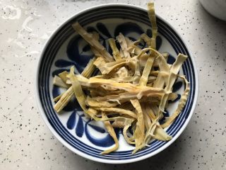 6、笋干老鸭煲（高压锅版）,泡好的笋干剪去老的部分，洗净，撕成条状