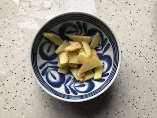 7、笋干老鸭煲（高压锅版）,生姜洗净之后切成薄片