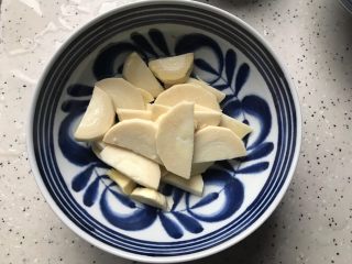 8、笋干老鸭煲（高压锅版）,冬笋处理好之后洗净切成薄片