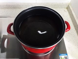 11、笋干老鸭煲（高压锅版）,锅内煮适量清水