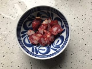 9、笋干老鸭煲（高压锅版）,香肠稍微冲洗一下之后切成薄片