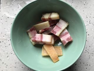 10、笋干老鸭煲（高压锅版）,风肉稍微冲洗一下之后切成片