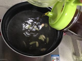 13、笋干老鸭煲（高压锅版）,并且加入适量料酒