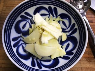 21、笋干老鸭煲（高压锅版）,捞出，控干水分，备用