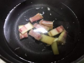 22、笋干老鸭煲（高压锅版）,下风肉，用水的余温去一下油脂