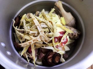 24、笋干老鸭煲（高压锅版）,全部食材放入高压锅