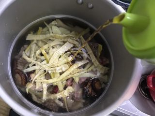 25、笋干老鸭煲（高压锅版）,加入适量清水，并且加适量料酒