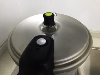 26、笋干老鸭煲（高压锅版）,盖上锅盖，大火开煮