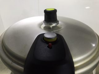 27、笋干老鸭煲（高压锅版）,待高压锅气阀上升，转小火，煮35-40分钟