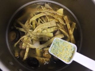 29、笋干老鸭煲（高压锅版）,加一小勺鸡精