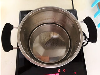 6、桂圆炖蛋,小汤锅加入冷水