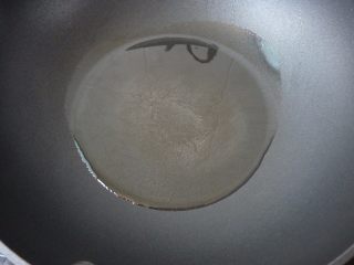 3、川辣红烧豆腐,把茶油倒入不粘锅里。,烧热