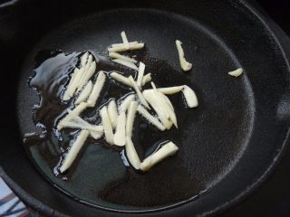 6、川辣红烧豆腐,另取一锅,下茶油爆香蒜丝