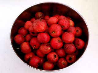 1、山楂糕,把山楂清洗干净