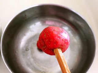 2、山楂糕,取一根筷子,用粗的一头用力顶住山楂的一端,把山楂籽推出去